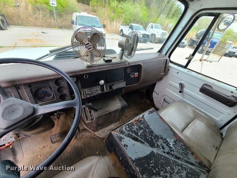 image for item DH5894 1989 International 1754  Crew Cab flatbed truck