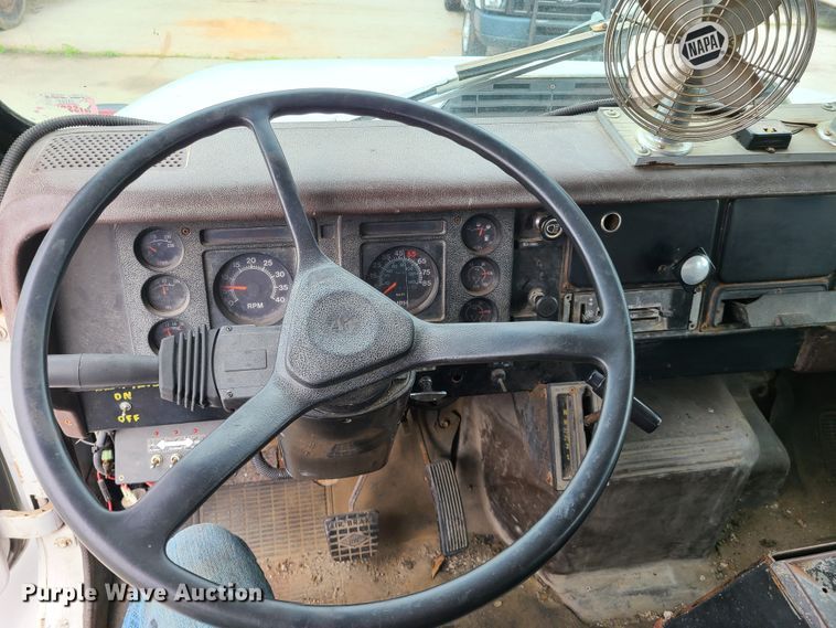 image for item DH5894 1989 International 1754  Crew Cab flatbed truck