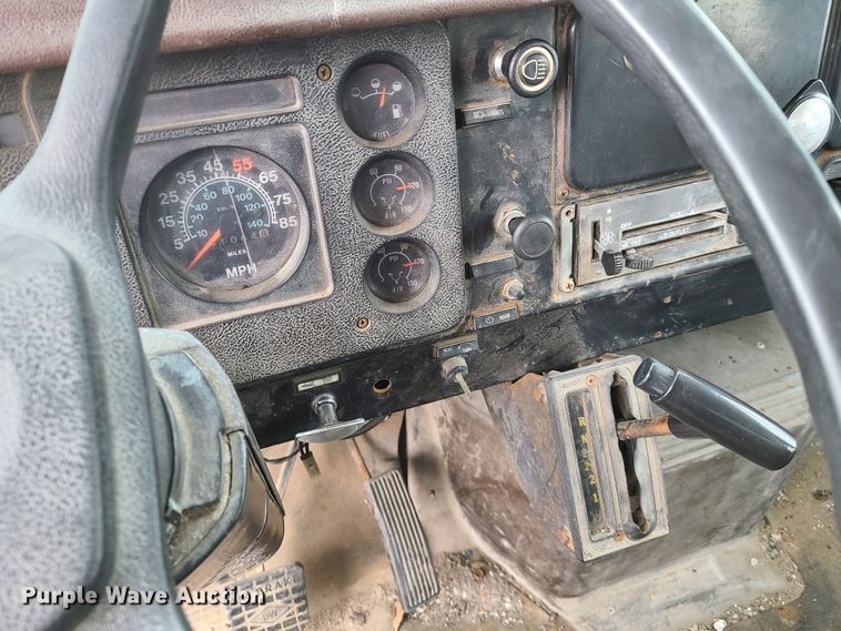 image for item DH5894 1989 International 1754  Crew Cab flatbed truck