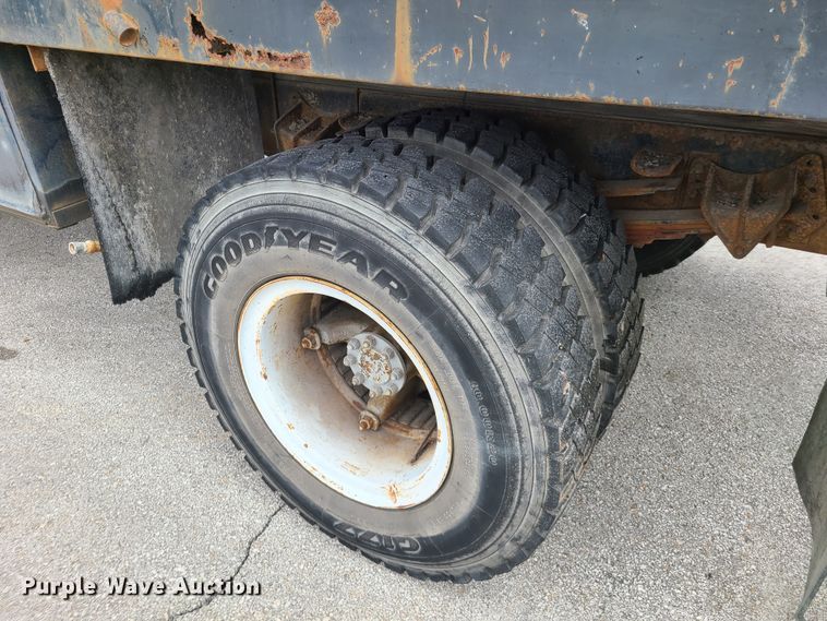 image for item DH5894 1989 International 1754  Crew Cab flatbed truck