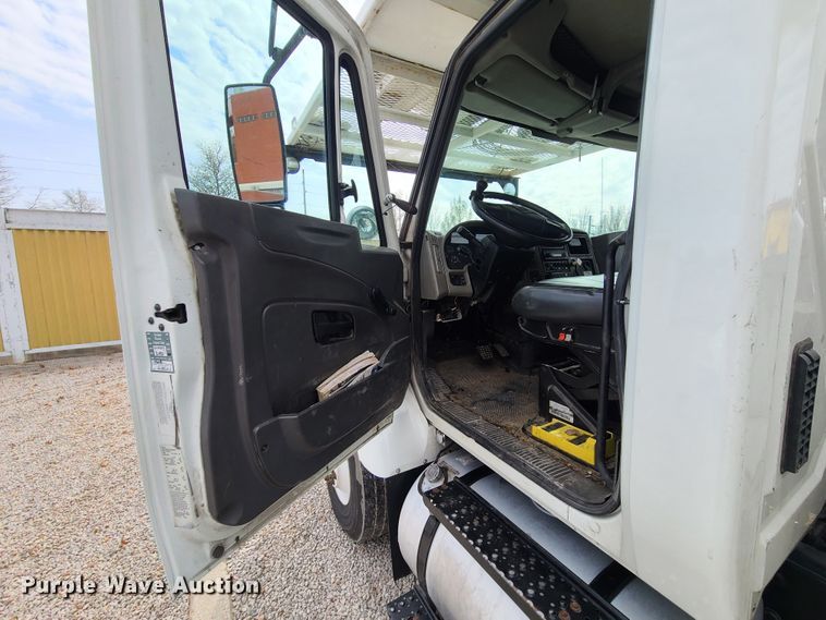 image for item DH5905 2012 International 7300  bucket truck