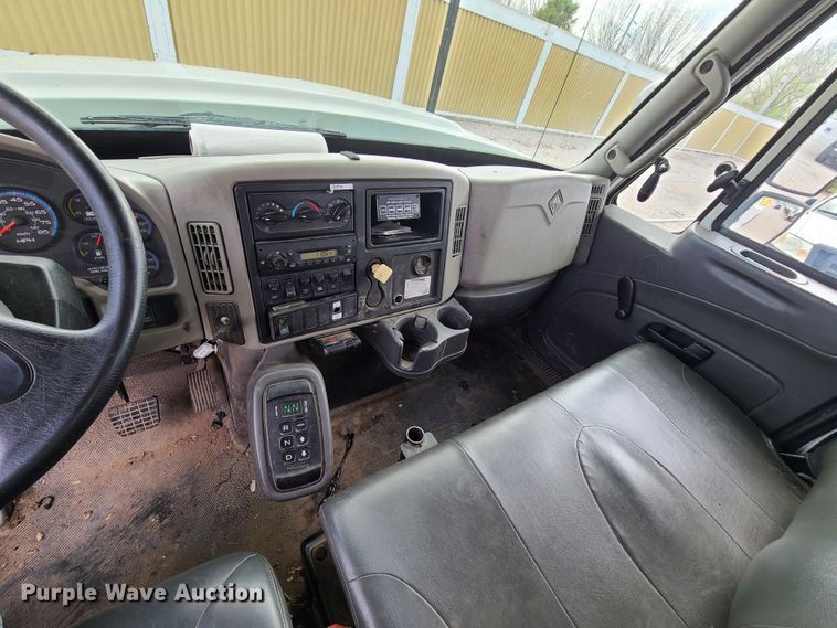 image for item DH5905 2012 International 7300  bucket truck