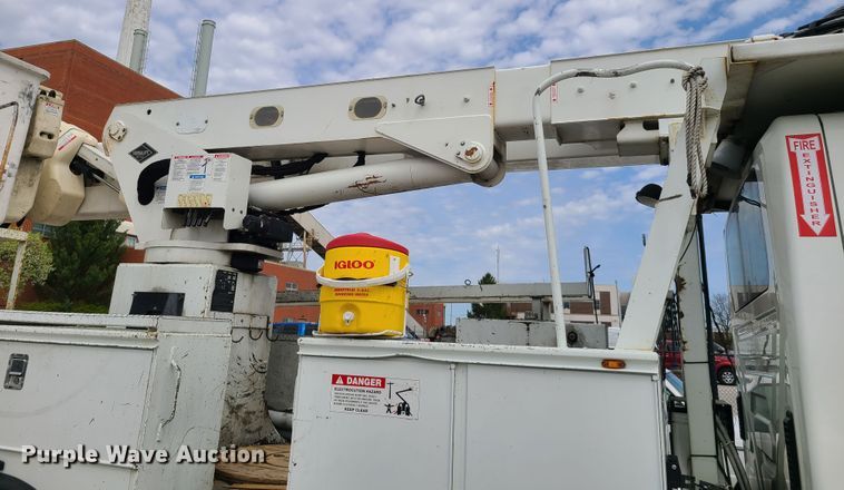 image for item DH5905 2012 International 7300  bucket truck