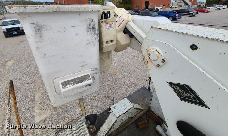 image for item DH5905 2012 International 7300  bucket truck