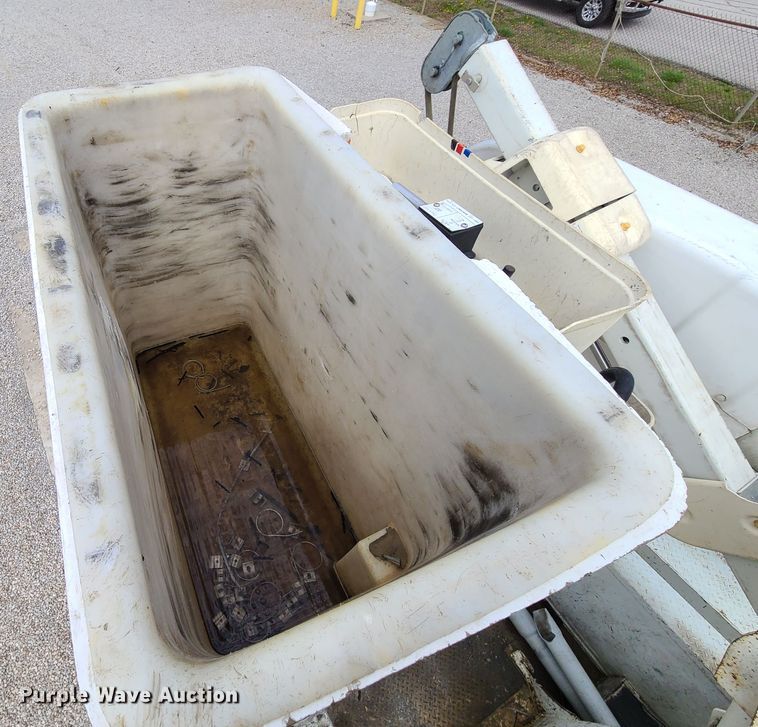 image for item DH5905 2012 International 7300  bucket truck