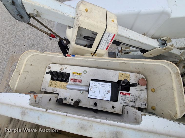 image for item DH5905 2012 International 7300  bucket truck