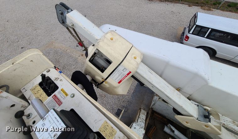 image for item DH5905 2012 International 7300  bucket truck