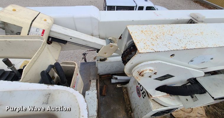 image for item DH5905 2012 International 7300  bucket truck