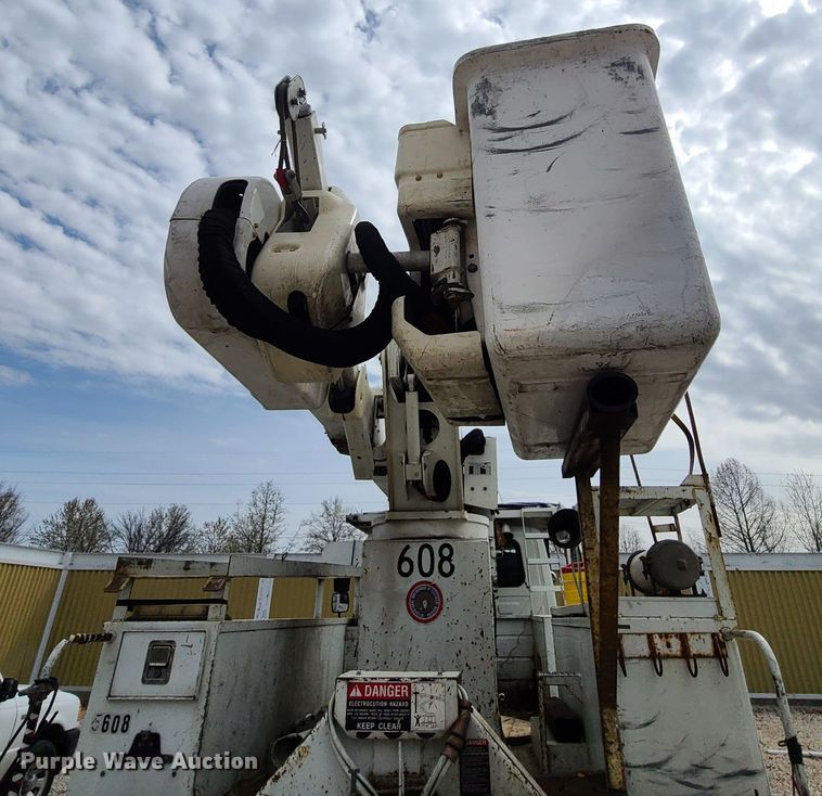 image for item DH5905 2012 International 7300  bucket truck