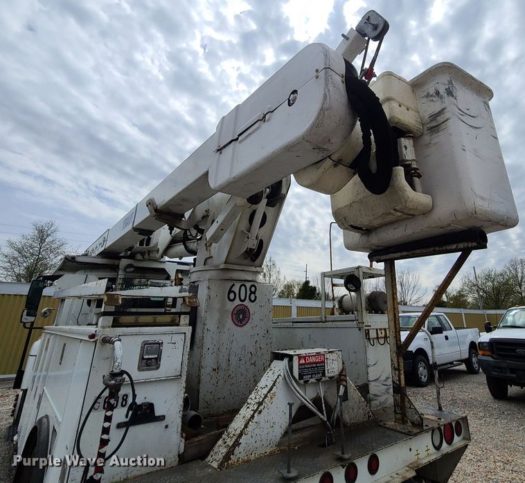image for item DH5905 2012 International 7300  bucket truck