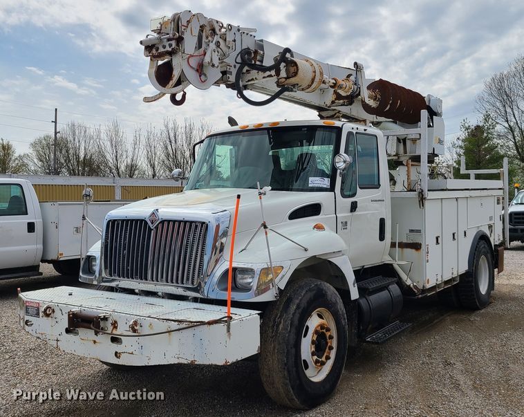 image for item DH5907 2005 International 7400  pressure digger derrick truck