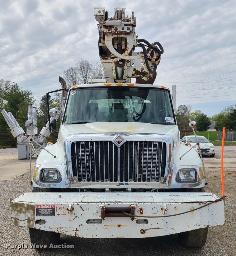 image for item DH5907 2005 International 7400  pressure digger derrick truck