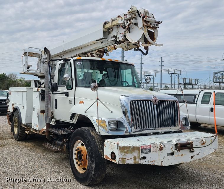 image for item DH5907 2005 International 7400  pressure digger derrick truck