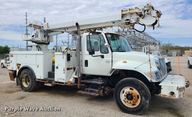 image for item DH5907 2005 International 7400  pressure digger derrick truck