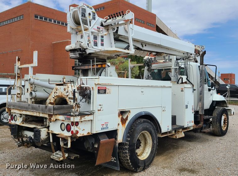 image for item DH5907 2005 International 7400  pressure digger derrick truck