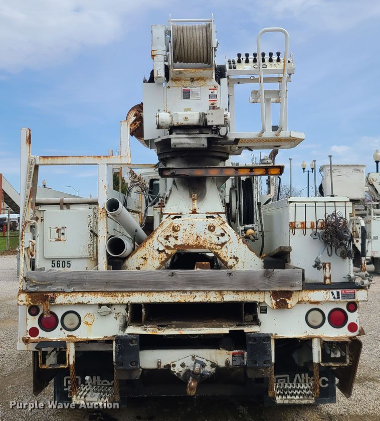 image for item DH5907 2005 International 7400  pressure digger derrick truck