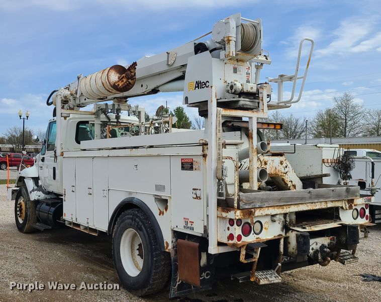 image for item DH5907 2005 International 7400  pressure digger derrick truck