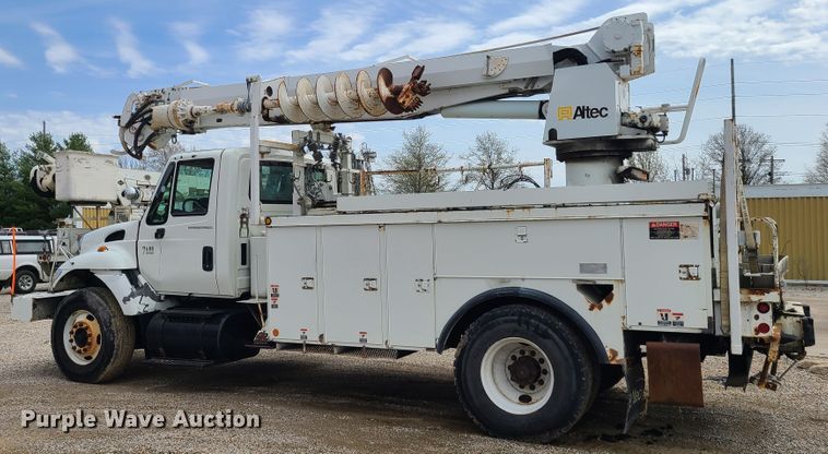 image for item DH5907 2005 International 7400  pressure digger derrick truck