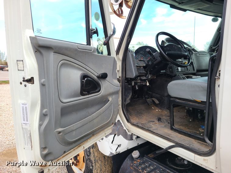 image for item DH5907 2005 International 7400  pressure digger derrick truck