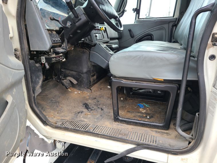 image for item DH5907 2005 International 7400  pressure digger derrick truck