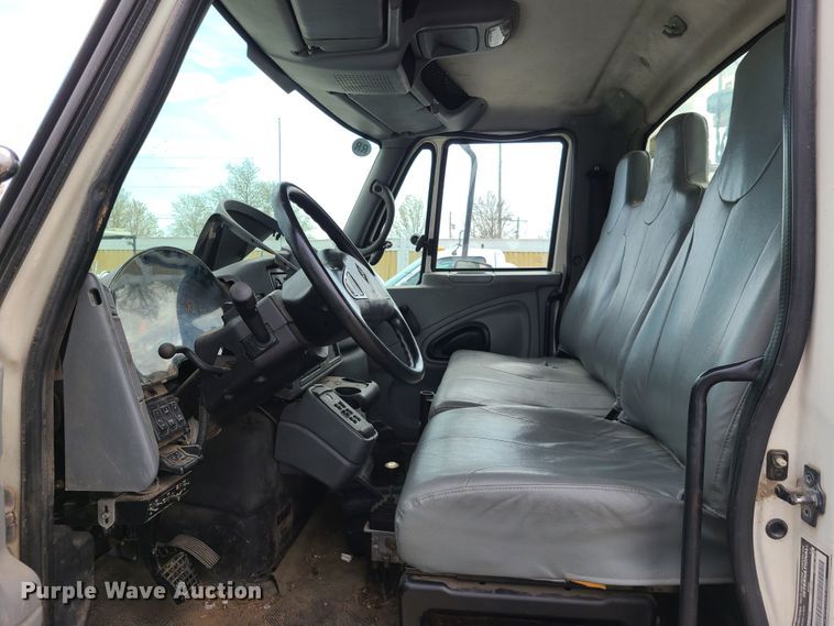 image for item DH5907 2005 International 7400  pressure digger derrick truck