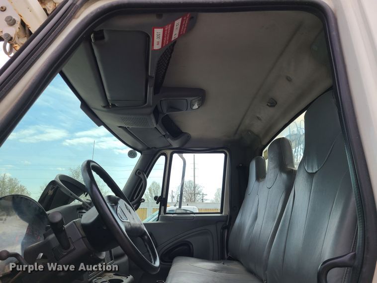 image for item DH5907 2005 International 7400  pressure digger derrick truck