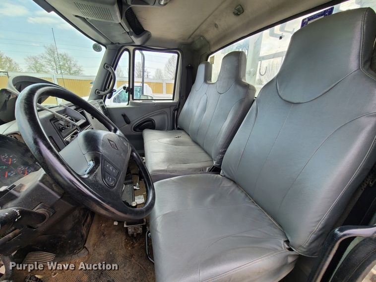 image for item DH5907 2005 International 7400  pressure digger derrick truck