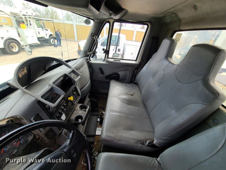 image for item DH5907 2005 International 7400  pressure digger derrick truck