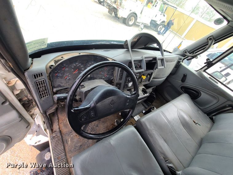 image for item DH5907 2005 International 7400  pressure digger derrick truck