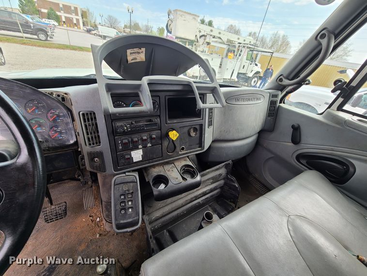 image for item DH5907 2005 International 7400  pressure digger derrick truck