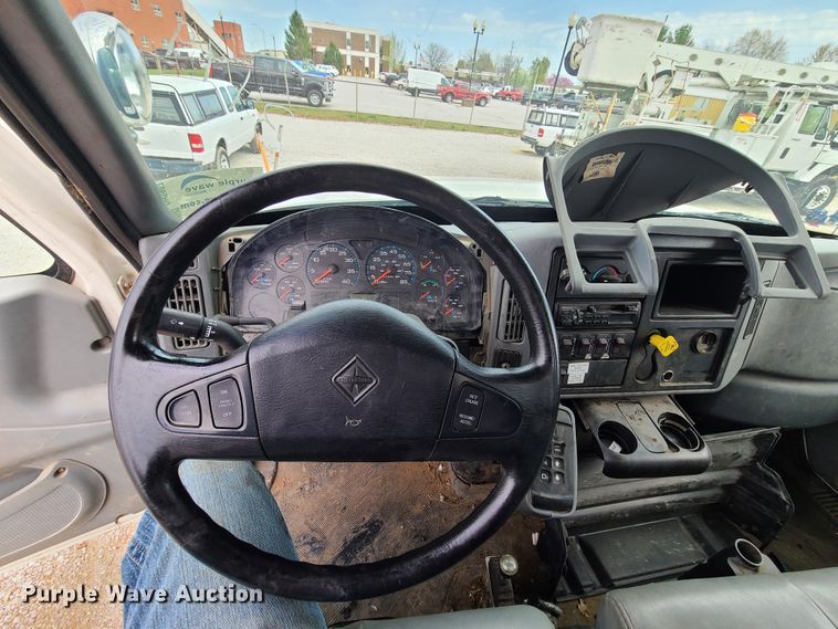 image for item DH5907 2005 International 7400  pressure digger derrick truck