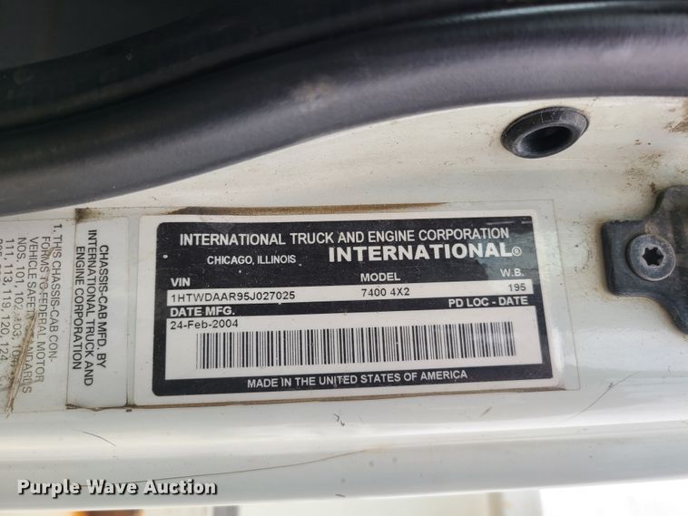 image for item DH5907 2005 International 7400  pressure digger derrick truck