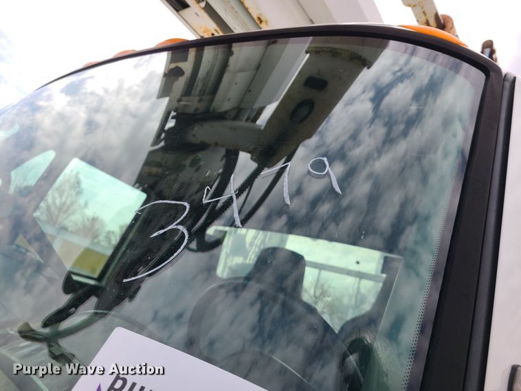 image for item DH5907 2005 International 7400  pressure digger derrick truck