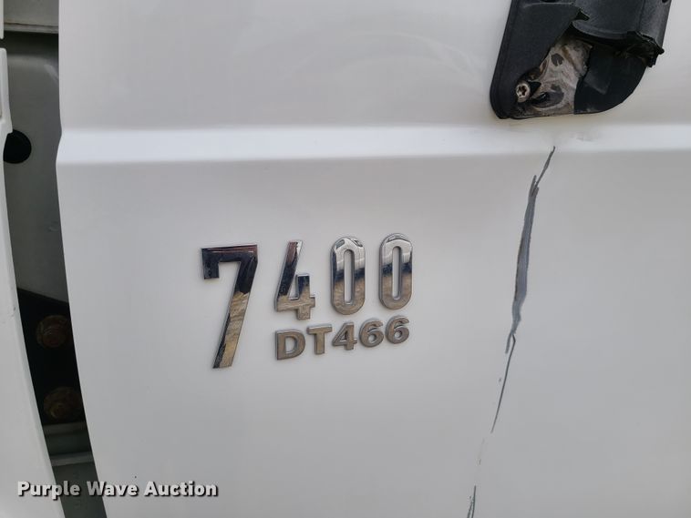 image for item DH5907 2005 International 7400  pressure digger derrick truck