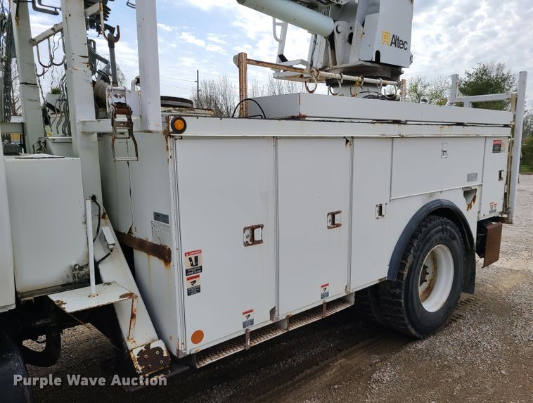 image for item DH5907 2005 International 7400  pressure digger derrick truck