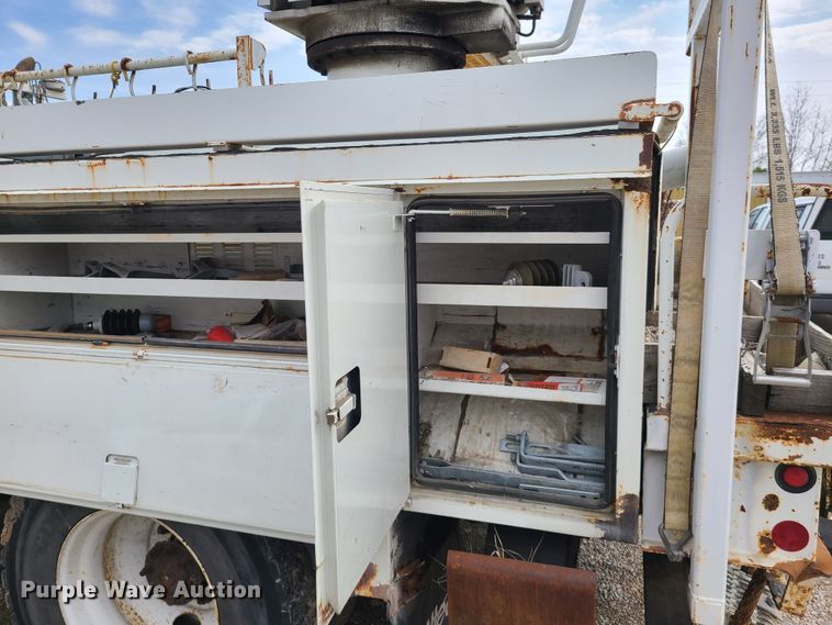 image for item DH5907 2005 International 7400  pressure digger derrick truck