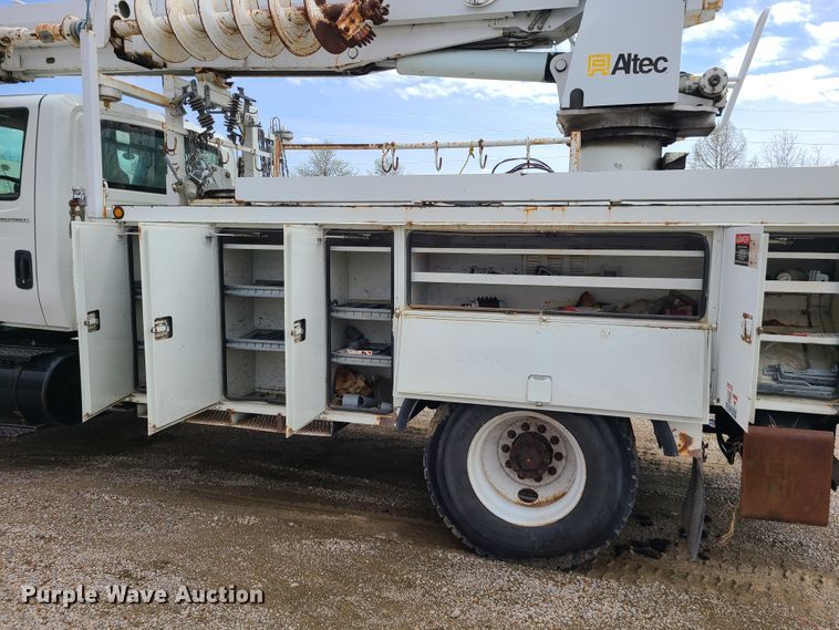 image for item DH5907 2005 International 7400  pressure digger derrick truck