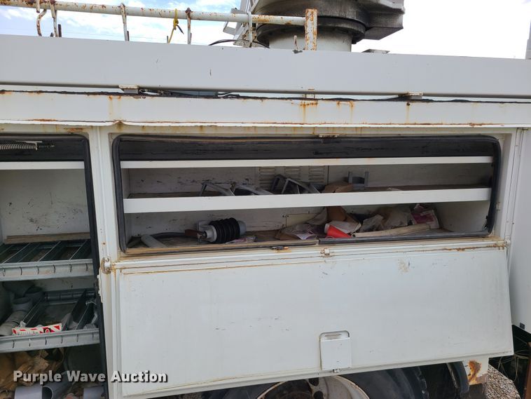 image for item DH5907 2005 International 7400  pressure digger derrick truck