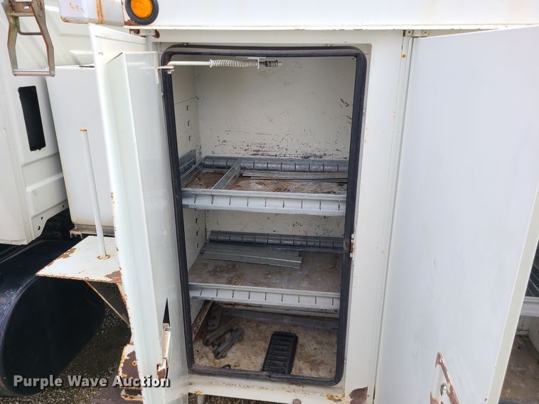 image for item DH5907 2005 International 7400  pressure digger derrick truck