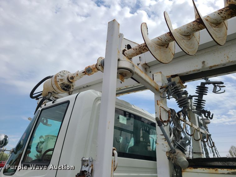 image for item DH5907 2005 International 7400  pressure digger derrick truck