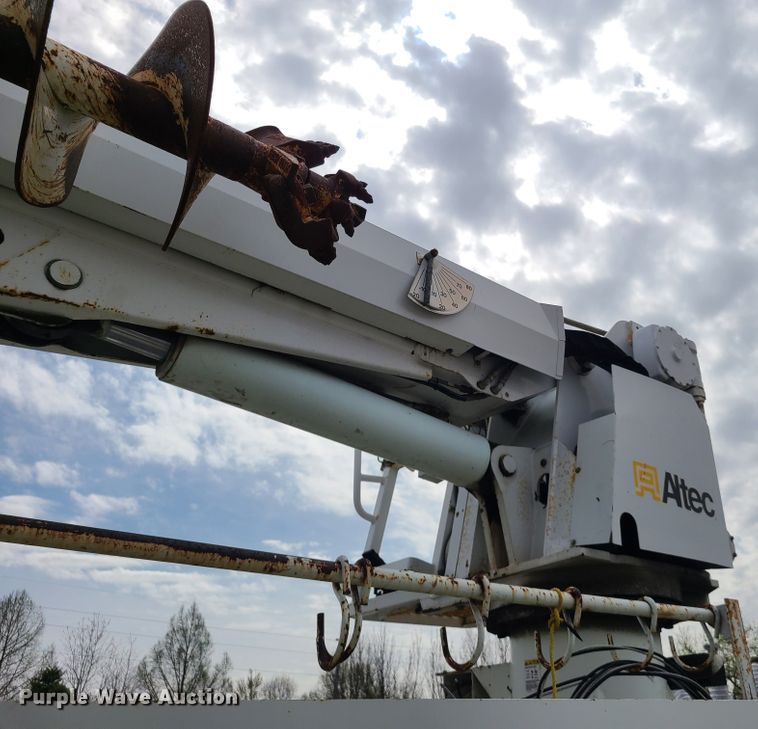 image for item DH5907 2005 International 7400  pressure digger derrick truck