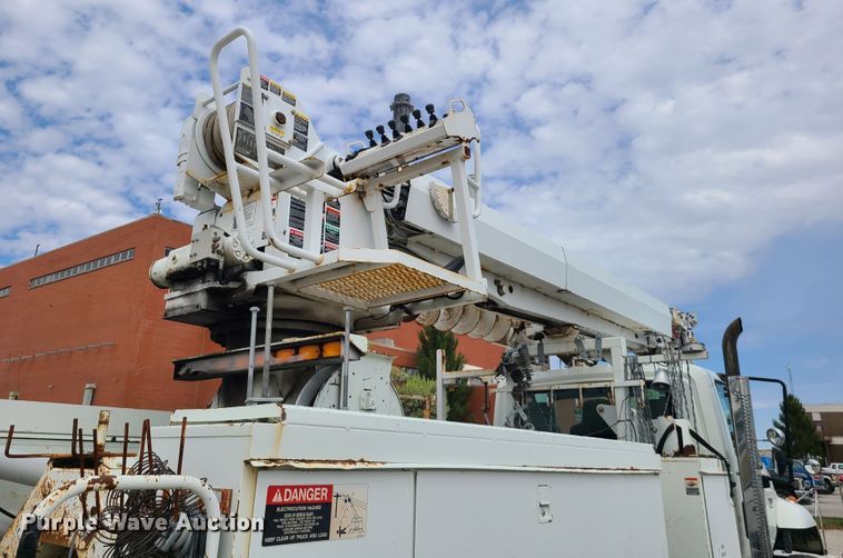 image for item DH5907 2005 International 7400  pressure digger derrick truck