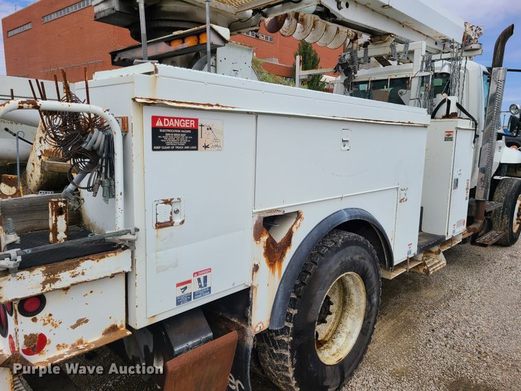 image for item DH5907 2005 International 7400  pressure digger derrick truck