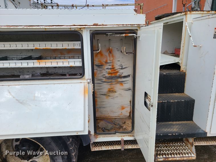 image for item DH5907 2005 International 7400  pressure digger derrick truck