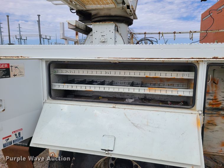 image for item DH5907 2005 International 7400  pressure digger derrick truck