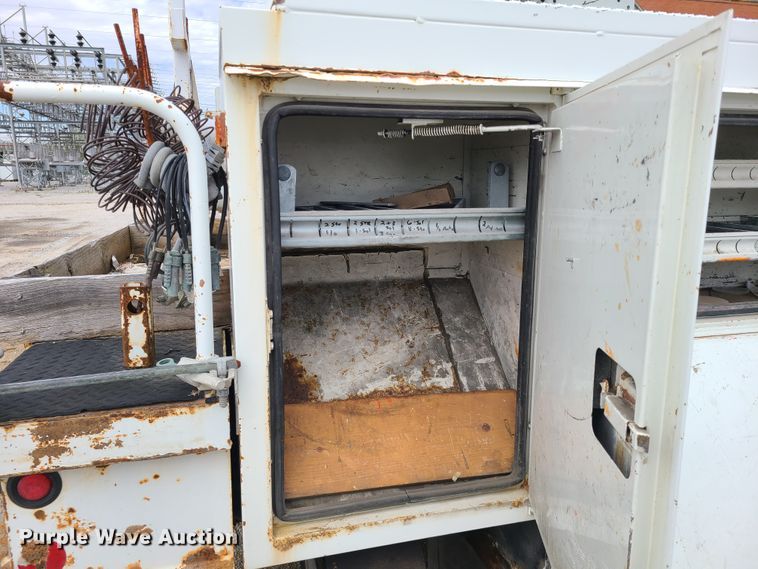 image for item DH5907 2005 International 7400  pressure digger derrick truck