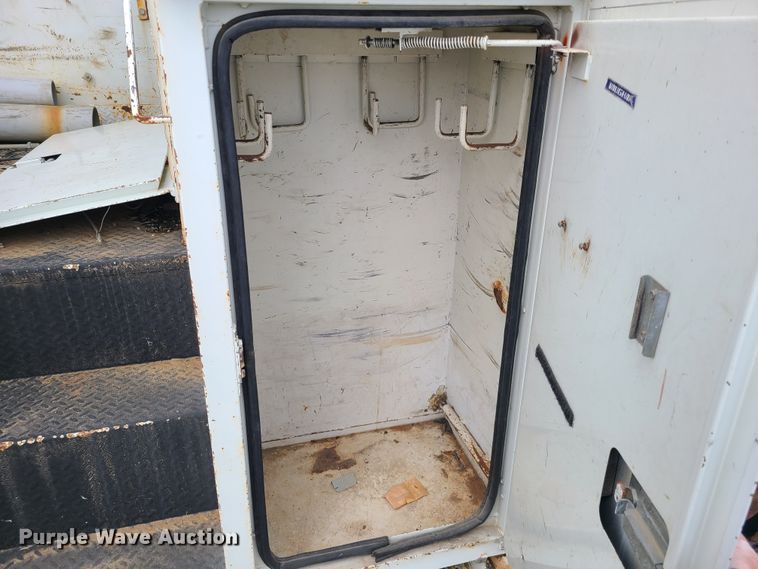 image for item DH5907 2005 International 7400  pressure digger derrick truck