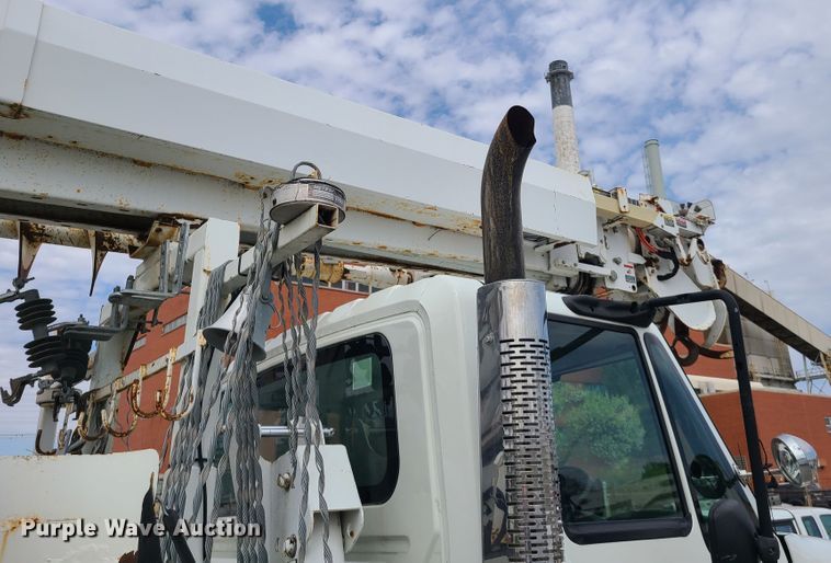 image for item DH5907 2005 International 7400  pressure digger derrick truck