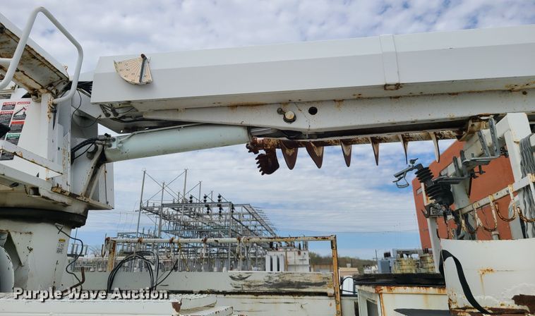 image for item DH5907 2005 International 7400  pressure digger derrick truck