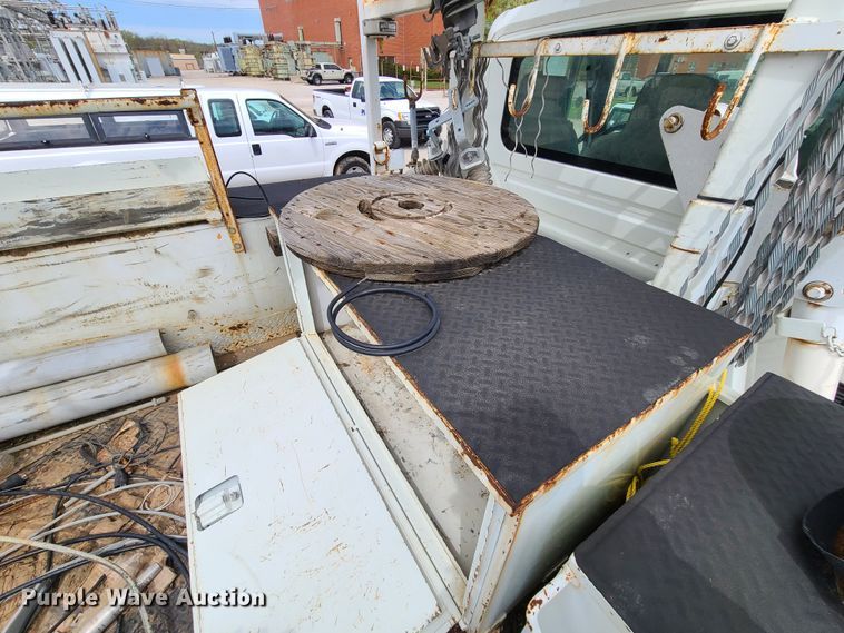 image for item DH5907 2005 International 7400  pressure digger derrick truck